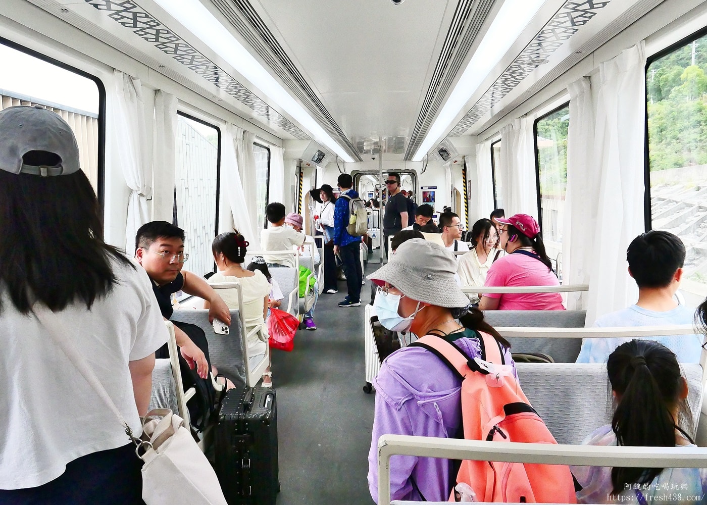鳳凰古城自由行攻略｜沱江夜景、磁懸浮列車、苗服體驗一次玩透透