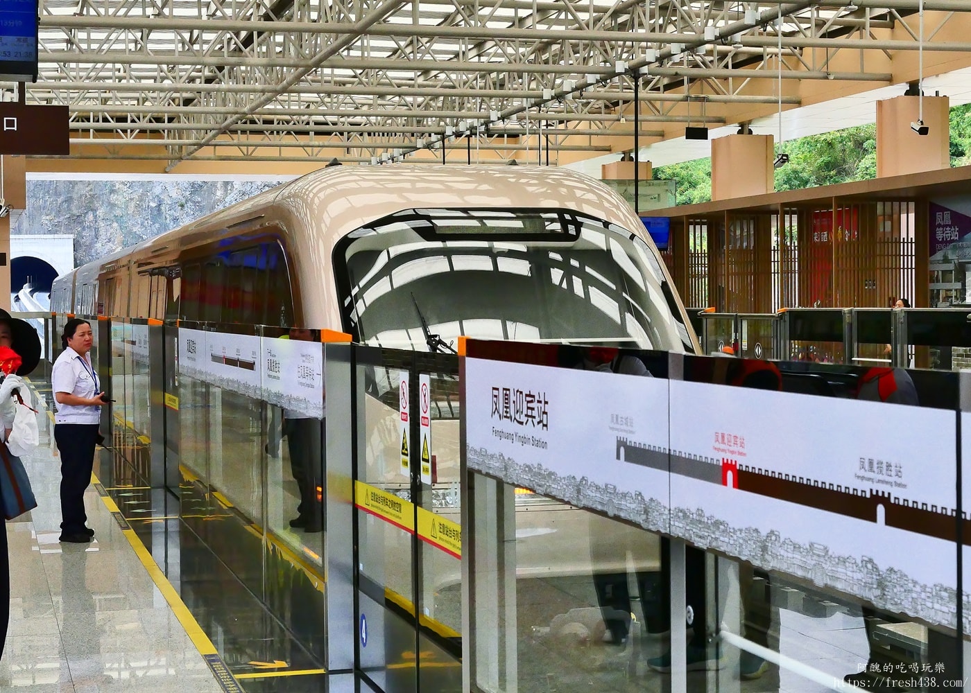 鳳凰古城自由行攻略｜沱江夜景、磁懸浮列車、苗服體驗一次玩透透