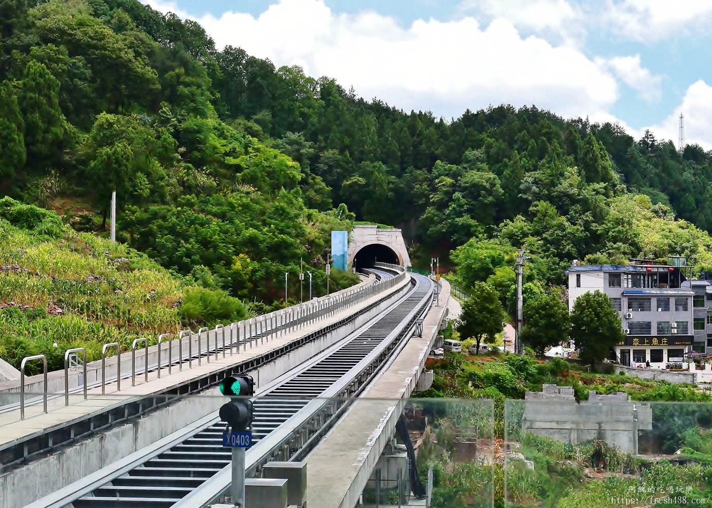 鳳凰古城自由行攻略｜沱江夜景、磁懸浮列車、苗服體驗一次玩透透
