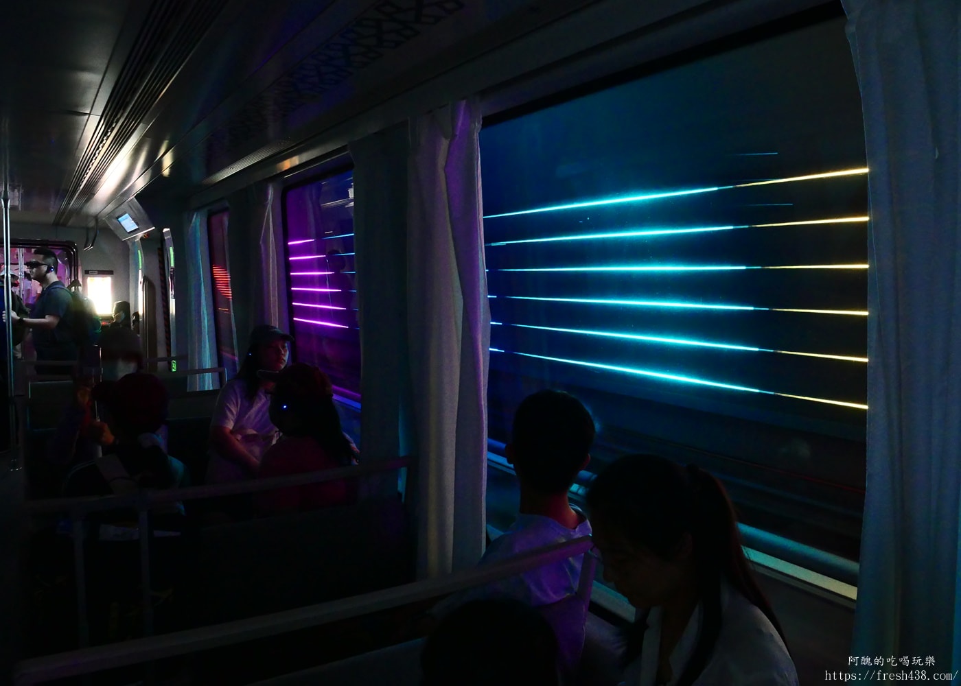 鳳凰古城自由行攻略｜沱江夜景、磁懸浮列車、苗服體驗一次玩透透