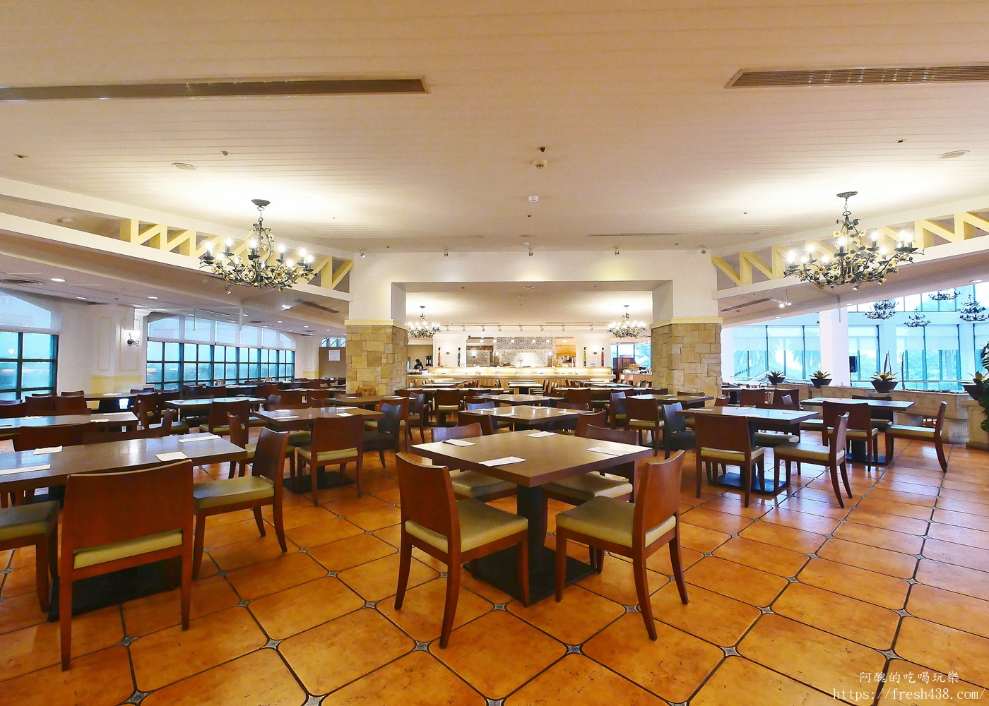 陽明山天籟渡假酒店絢彩廳晚餐開箱｜Buffet自助餐吃到飽推薦，海鮮、熱食、甜點一次滿足