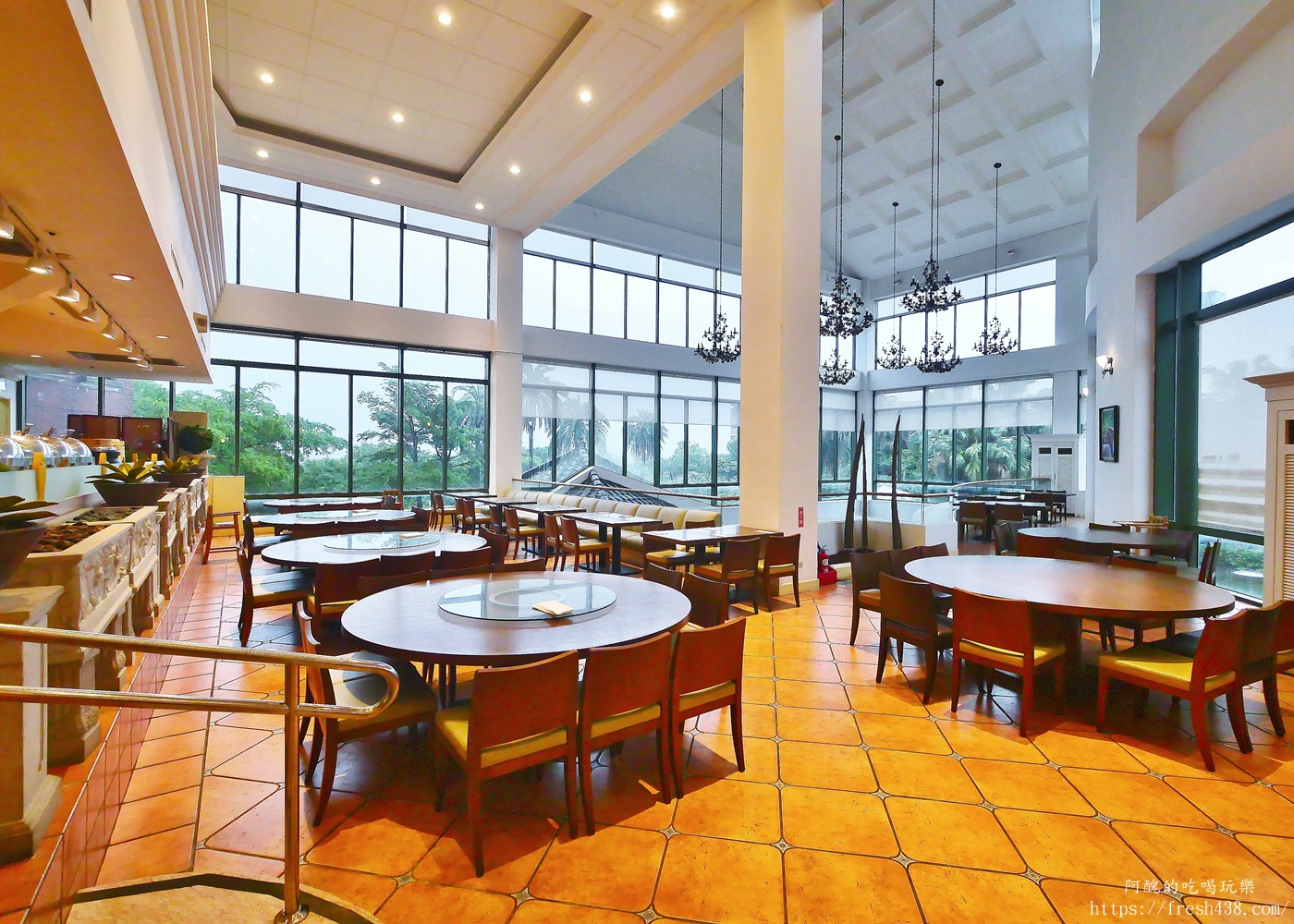 陽明山天籟渡假酒店絢彩廳晚餐開箱｜Buffet自助餐吃到飽推薦，海鮮、熱食、甜點一次滿足