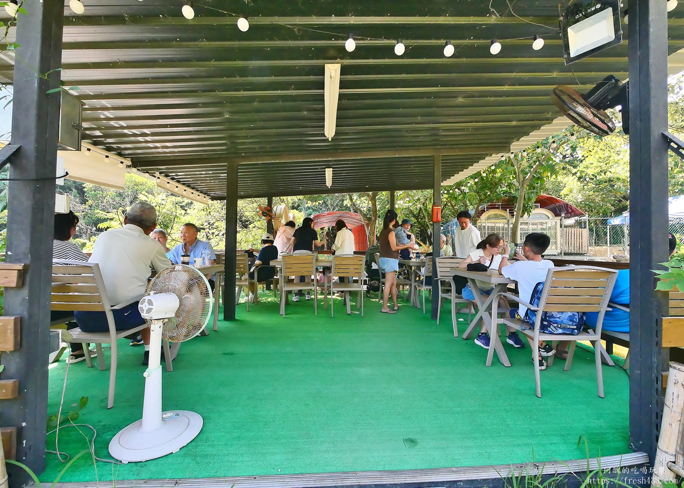 陶淬湖庭園咖啡｜新北鶯歌景觀餐廳推薦，免門票、可餵梅花鹿 羊駝 水豚，親子一日遊必訪