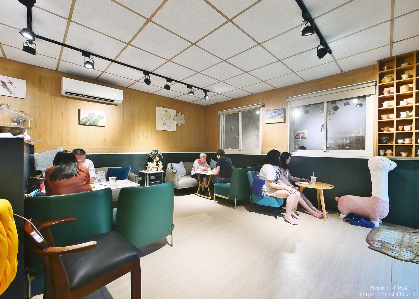 陶淬湖庭園咖啡｜新北鶯歌景觀餐廳推薦，免門票、可餵梅花鹿 羊駝 水豚，親子一日遊必訪