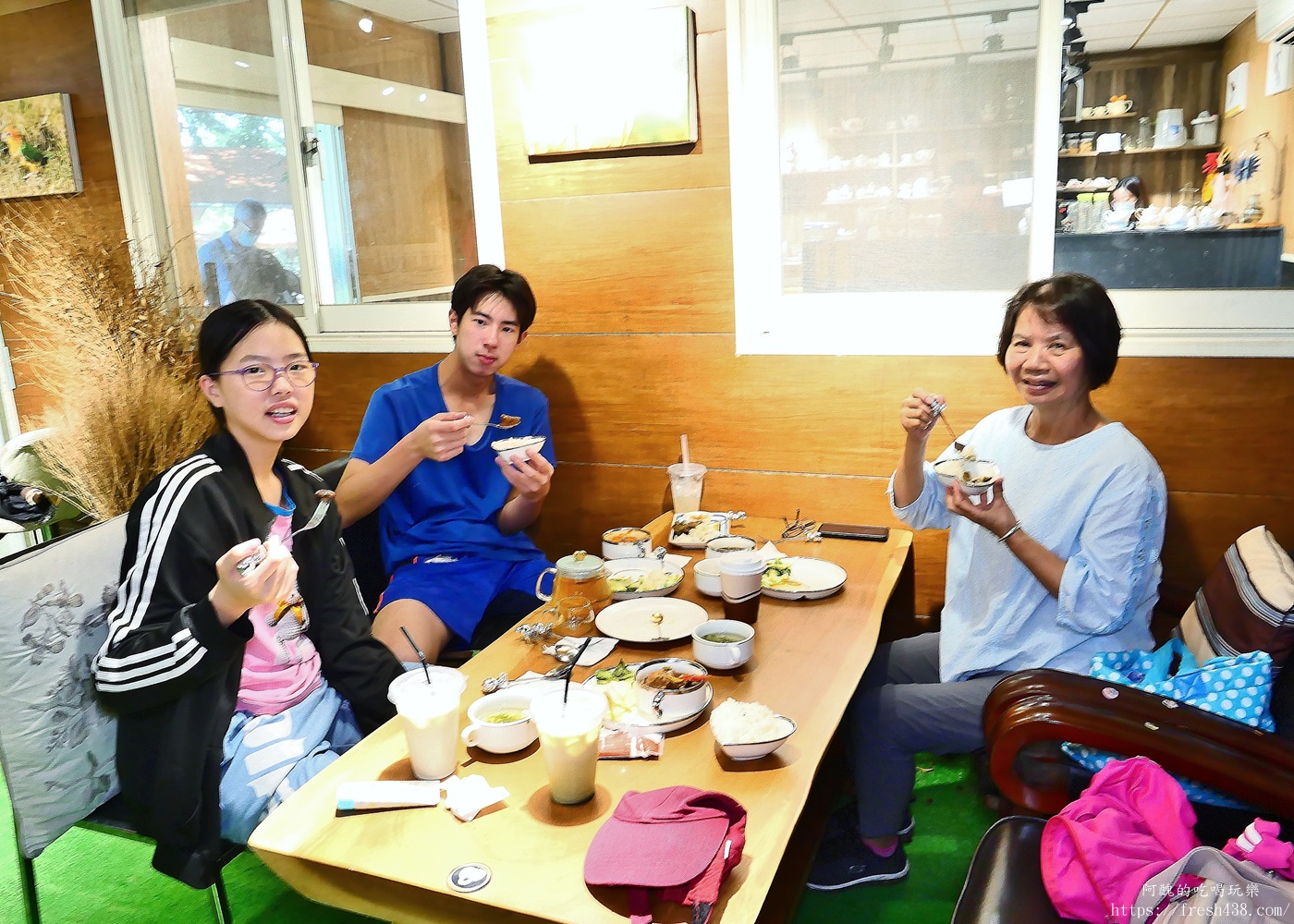 陶淬湖庭園咖啡｜新北鶯歌景觀餐廳推薦，免門票、可餵梅花鹿 羊駝 水豚，親子一日遊必訪
